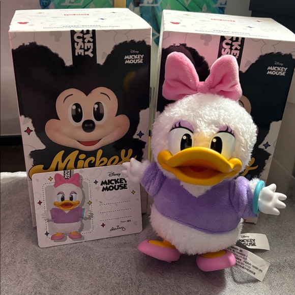 Disney Mickey & Family Keychain-Pop mart/Daisy Confirmed/Authentic - Picture 1 of 4